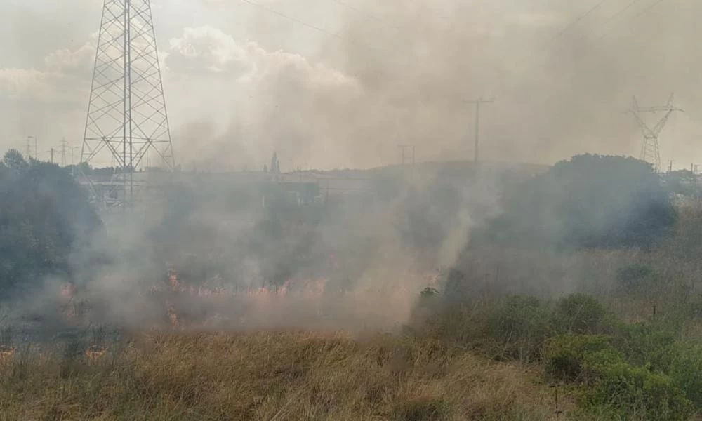 Κόρινθος: Πυρκαγιά στις γραμμές του Προαστιακού
